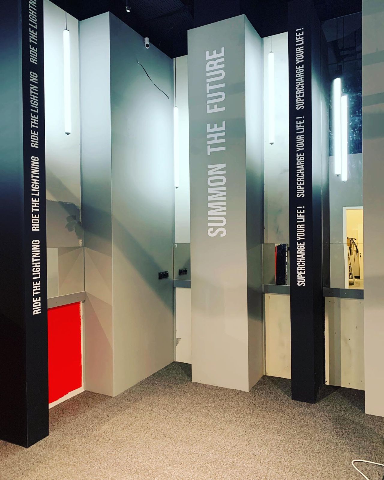 Автосалон Tesla в Москве